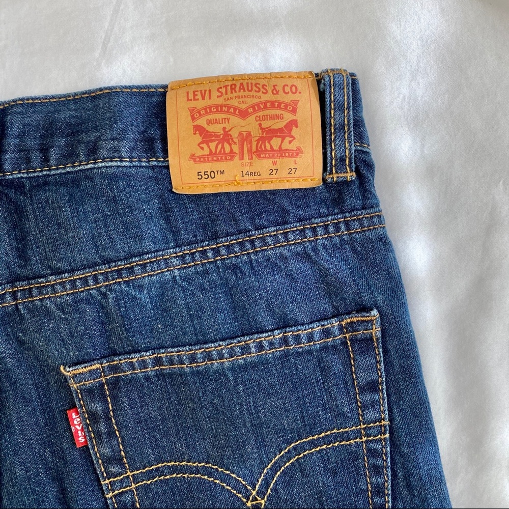 levi’s 550s high waisted blue jeans